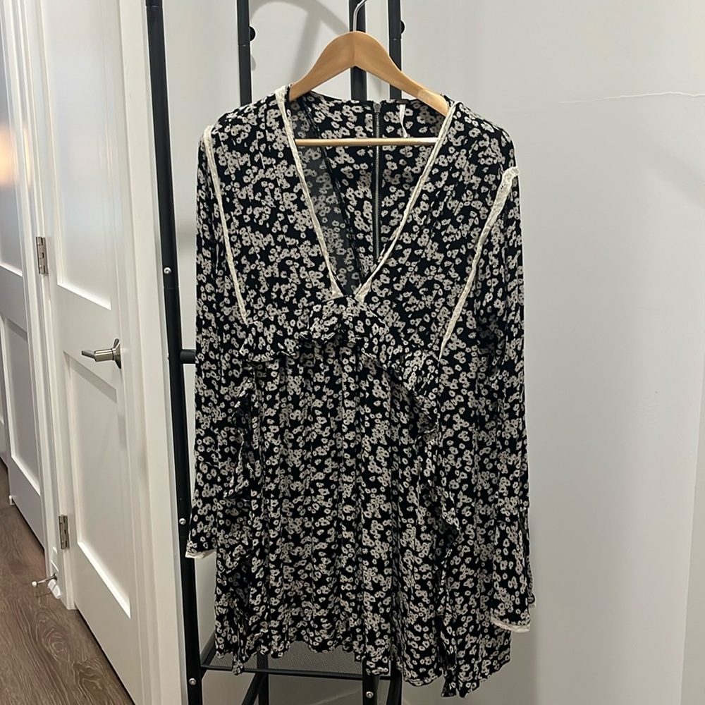 Free People black floral babydoll dress w/ lace accents SZ S